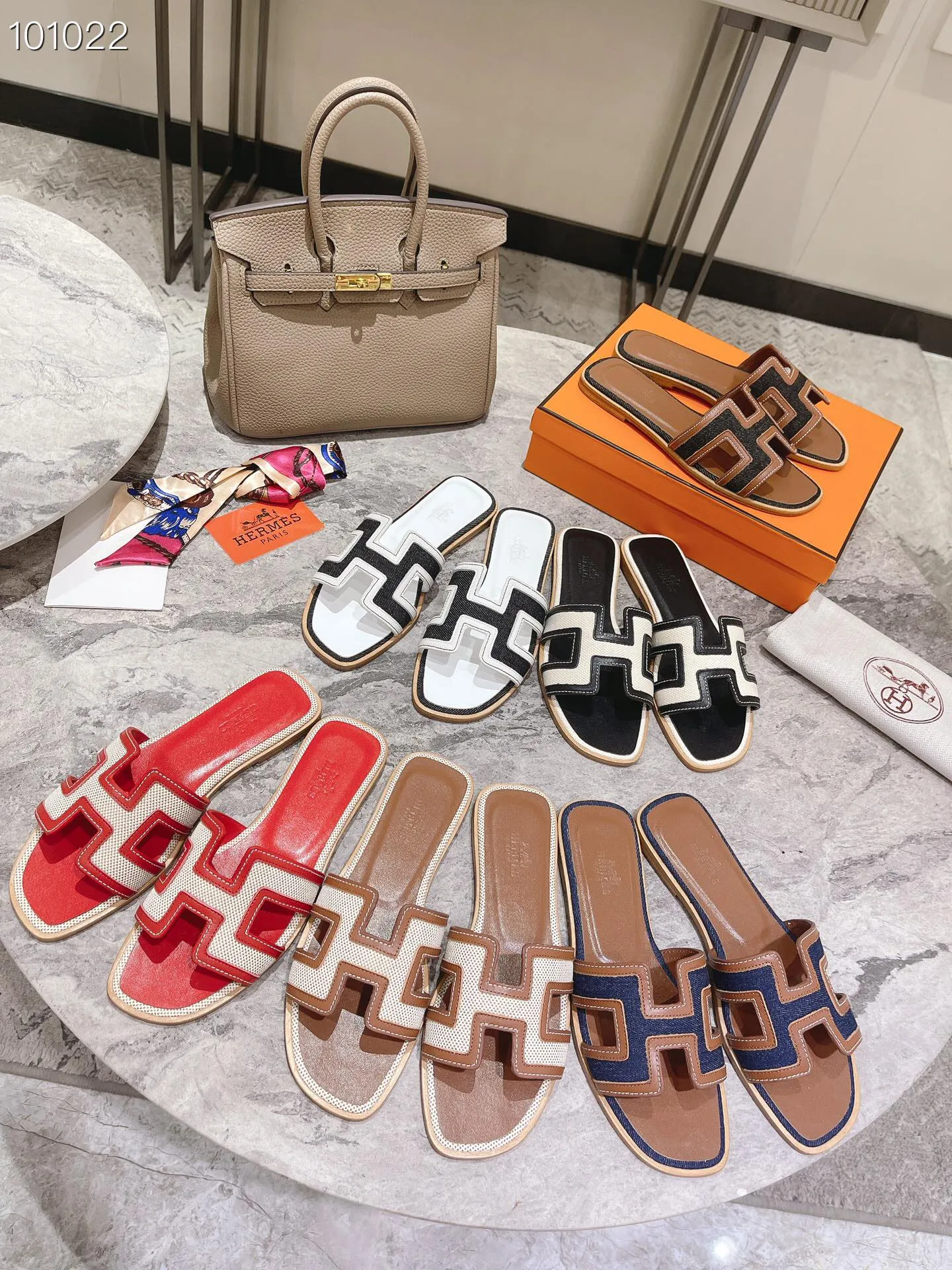 👟👟Ex-factory price 400👟👟 Genuine leather sole +50 New model for early spring, (high-end splicing and oil edge technology) newly revised version (Hermès), upgraded packaging, upgraded version and workmanship materials. Hermes®🔴The highest version of handmade shoes on the market✨✨ Top product Hermès slippers🐎 The new high-end fashion is the same as the original version, purely handmade by masters! ❥High-end customization, the highest version in the industry⚠❥Using: Hermers upper: Italian imported cowhide + original custom-grade Australian sheepskin feet + genuine leather outsole (pursuing top walking comfort) Hermes━━━━━ size: 35-40 (34.41.42 custom-made, non-returnable) Genuine leather sole Rubber sole